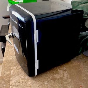 Mini portable refrigerator